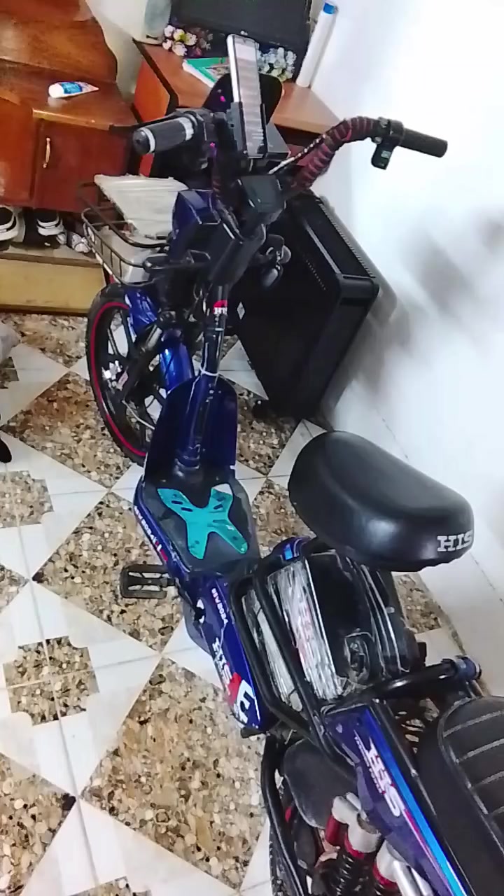 السلام عليكم شباب هذا ماطور شحن للبيع شغال شرط باتريات جدد كله شغال يشاير لايت هورن دي جي شغال 
مكاني موصل جديده قرب جامع الغاوات رقم الهاتف 
*********** الرجاء الرجاء الاتصال الرقم او واتساب
