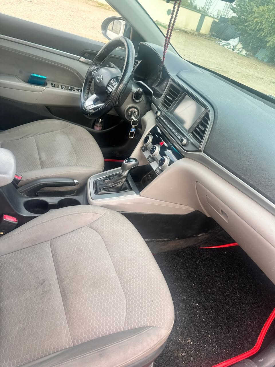 السلام عليكم الانتر 2019 ماشيه 95ميل محرك 2000دوش الكير اي تي سياره نضيفه وحلووه السعر 130وبيها مجال  التواصل ***********
