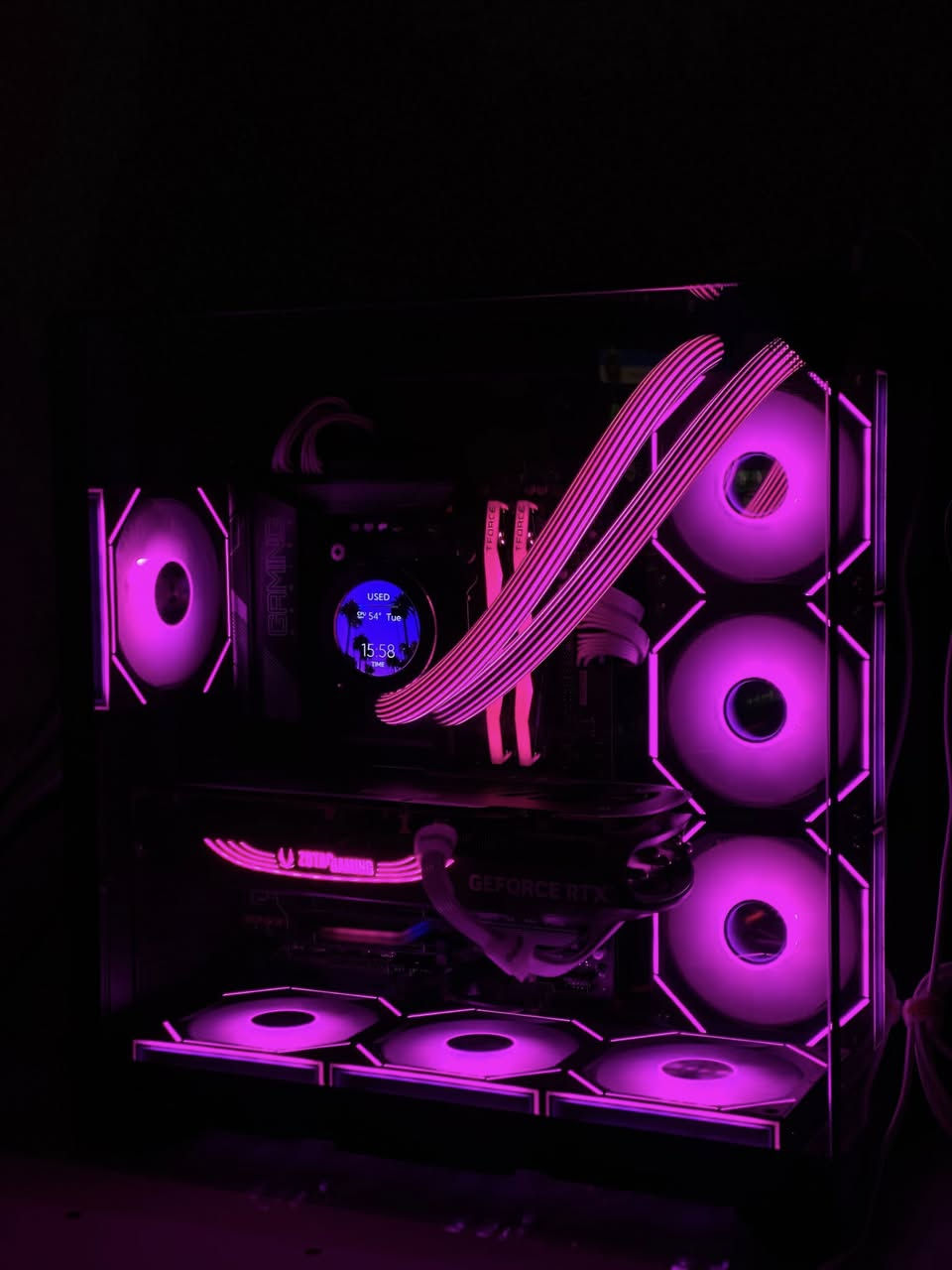 السلام عليكم 
اللهم صلي على محمد وآل محمد 
سيت آب كامل من الفئة العليا بث ومونتاج قوي 
مواصفات
AMD Ryzen 7 7800X3D المعالج
* كرت الشاشة (GPU): ZOTAC RTX 4080 Super 16GB OC Trinity
* الرام (RAM): 32GB DDR5 6000MHz T-FORCE RGB
* التخزين:
    * 2TB M.2 SSD LAXER
    * 2TB M.2 SSD LAXER
* المجموع: 4TB Lexar 

* اللوحة الأم (Motherboard): GIGABYTE X670 Gaming X تدعم بلوتوث + wifi 
* التبريد: Gameon Kraken N360
* مزود الطاقة (PSU): SEGOTEP GM850W 80+ Gold White — 850W
* الكيس: GameOn Valkyrie Black
تحكم RGB كامل عن بعد 
Windows 11 Pro activated وندوز مفعل 
Download Manager activated مفعل 
القطع  جميعهن باللون الاسود 

مواصفات الشاشه 
غنية عن التعريف samsung odyssey g7 4k 144hz حجم 32
الشاشه الثانوية حجم 27 AOC FULL HD 1080 180Hz متحركه جميع الاتجاهات تصير بالطول

UPS Farber Online 3KV 

الpc كان ابالي مشروع بث وستريمر والكهرباء يمي ما تساعد وسبب البيع احتاجيت فلوسها ورابطها على UPS FARBER ON LINE 3kv الكهرباء ابد ما طافية عليها 

ملاحظه اخواني ما عندي توصيل ولا ابيع قطع من الكيس مكاني الديوانية حي الجامعة تجي تفحص على راحتك حته لو تبات يمي لما تقتنع يلا تاخذها وتجيب اي شخص وياك خبير بيهن يفحصها...

كل كراتين القطع موجوده جديد 
الكيس ينعرض وحده اذا ما ينباع ما اگدر ابيع القطع البقية 
اخواني تفاصيل اكثر والسعر خاص بس الشراي يراسل 
#الكلمة_الطيبه_صدقه


**إذا كنت صاحب هذا الإعلان وتريد حذفه لأي سبب، رجاءا أرسل رسالة إلى الدعم الفني**