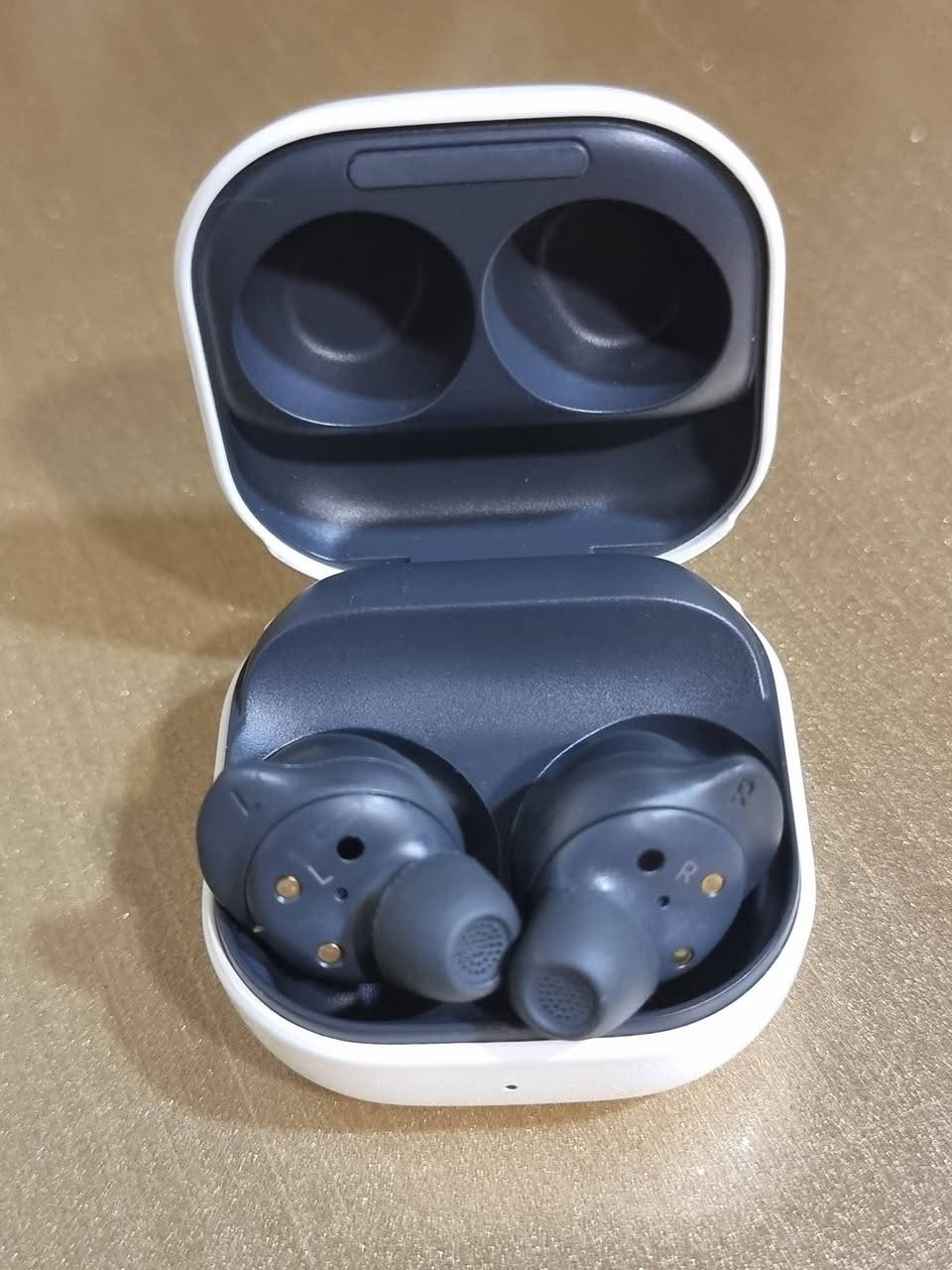 Buds FE ,
نضيفه شغاله كاملة عين الفهد 60 الف موجود توصيل

***********
