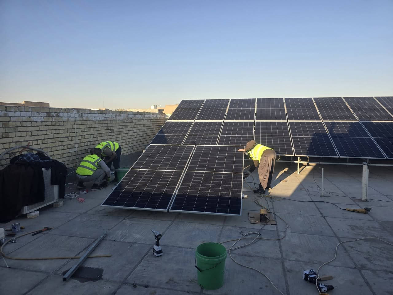 أللهم صل على محمد وآل محمد 

دار أخرى تودع انقطاع التيار الكهربائي. 

على بركة الله تعالى تم تجهيز وتنصيب منظومة الطاقة الشمسية في قضاء البدير.

في دار احد الاخوة الاعزاء.

 40 امبير نهارا 
 30 امبير ليلا

🔵 الواح نوع لونجي 620 واط ذات وجهين 18 باس بار ذات جوده وكفاءة عالية .
🔵 انفيرتر حجم  12Kw IP65كيلو واط بضمان 5 سنوات .
🔵 بطاريات 🔋 16.6KW ليثيوم فوسفات الحديد عدد اثنان ذات جوده وكفاءة عالية بضمان 5 سنوات .
🔵 بدي سيركت مجهز بأحدث القواطع الذكية مع تحكم WiFi لمراقبة عمل المنظومة من اي مكان .

🔵 هيكل حديد مغلون 2 ملم .

🔴مستعدين لتنصيب جميع منظومات الطاقة الشمسية مع الضمان الحقيقي لجميع الأجهزة. 

بإدارة : سيد احسان وسيد غزوان

للتواصل والاستفسار 
الاتصال على الأرقام
*********** سيد غزوان .
*********** سيد احسان .
#النور #للطاقة #الشمسية.
