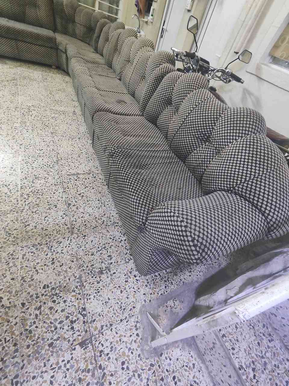 قنفات 8امتار نظاف للبيع السعر 250 وبي مجال ***********
