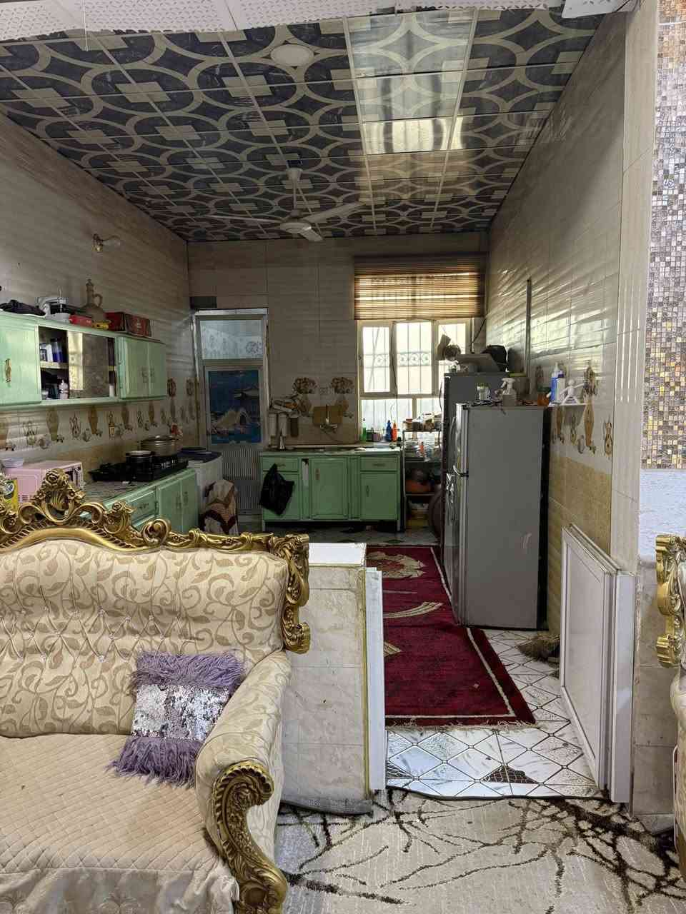 السلام عليكم بيت طابق واحد متكون من استقبال وغرفة نوم وصالة وصاله ومطبخ وصحيات داخليه وخارجيه زائد حديفة وطارمه بناء حديث المساحه 200السعر خاص ***********
