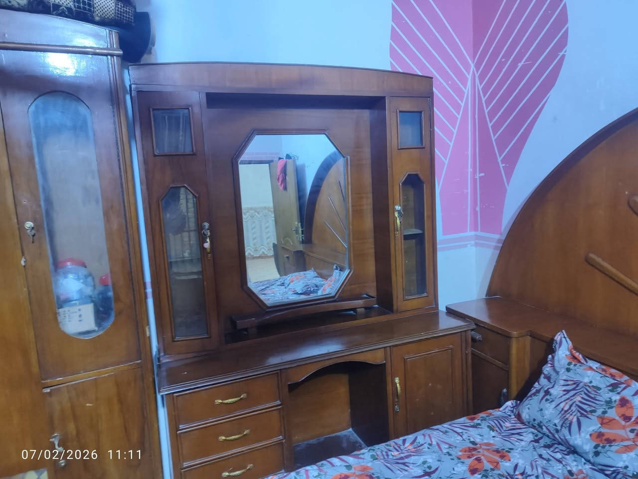 سلام عليكم غرفة اخشاب تسكام نظيفه عراقيه مستخدمه قليل وسعر مناسب تواصل خاص او اتصال   ***********
