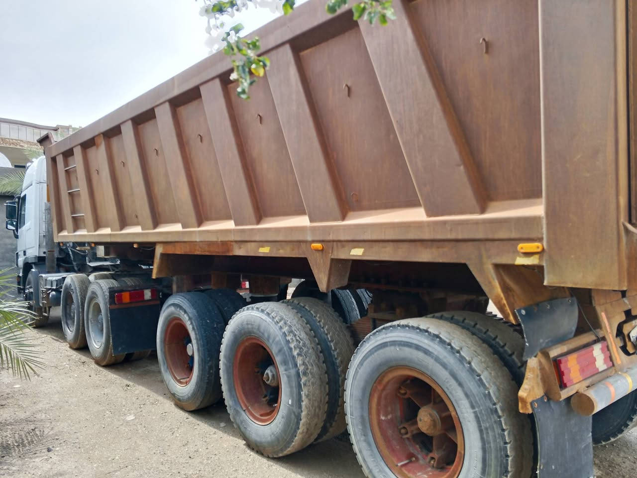 سلام عليكم للبيع عربانه حداديه 32 متر ونص دناكير 16براد مكفوله  تفاصيل اكثر ع ***********
