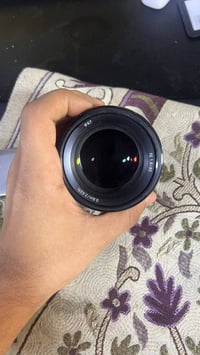عندي عدسة سوني ٨٥ فتحة ١.٨ للبيع السعر 400 الف وبيها مجال للشراي  مكان...