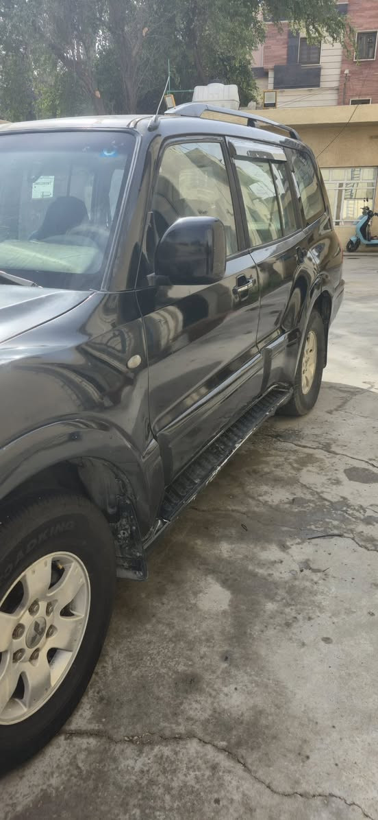 السلام عليكم 
سيارة باجيرو موديل ٢٠٠٤ 
كير عادي  مكينه ٣٠٠٠ 
السيارة مصبوغة حزام للجمالية 
السيارة بيها قبق ولفات تذب من عنده دهن 
مكينه لا تبخر ولا تصرف 
بيها نضوح من بور ستيرن  
السيارة ب اسمي رقم جديد 
مصفرة غرامو تحويل ثاني يوم 
مكاني بغداد م الصدر  
غير متواجد على الفيس 
رقم 
***********
السعر ٦٢ وبيها مجال بسيط
