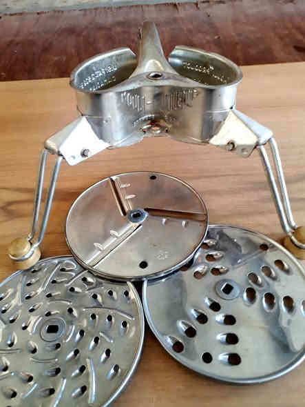 السلام عليكم براشه صناعه فرنسي اصلي مع ثلاث شفرات بيها نقص بس الهندر العنوان موصل للاستفسار الاتصال على الرقم ***********
