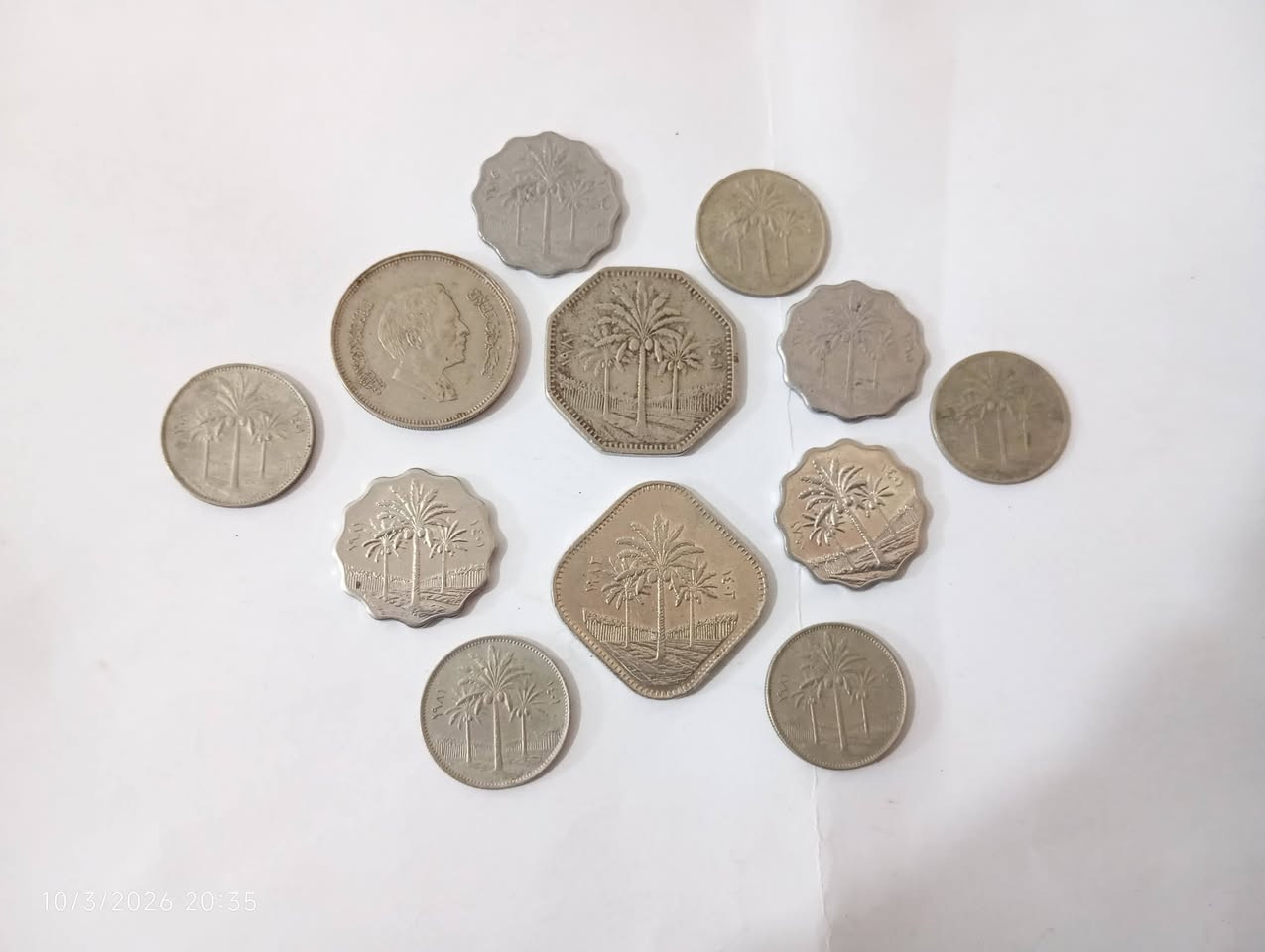 السلام عليكم جميعاً..
أعرض بين أيديكم مجموعة من العملات العراقية التي توثق حقباً زمنية مختلفة من تاريخنا، تتضمن مسكوكات معدنية وورقية متنوعة:
​العملات الملكية: مسكوكات معدنية للملك فيصل الثاني (فئات مختلفة)، بحالة جيدة وتفاصيل واضحة.
​العملات الورقية: مجموعة من الإصدارات الجمهورية، تتضمن فئات (الربع، النصف، الدينار، والـ 250 دينار) من إصدارات التسعينيات وفترات أخرى.


**إذا كنت صاحب هذا الإعلان وتريد حذفه لأي سبب، رجاءا أرسل رسالة إلى الدعم الفني**