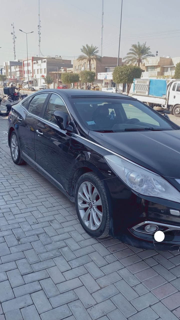السلام عليكم هونداي ازيرا موديل 16 بيها قطعتين ونص صبغ محرك كير مكفولات حجم المحرك 3300 السيارة اقساط سعرها 165 شهرية 3 ورقات اسويلك وكالة قيادة فقط صدرها الامامي شوية تعبان مازدة مال لايت مكسورة للاستفسار *********** مكاني بغداد وابيع بغداد فقط بغداد, العراق
