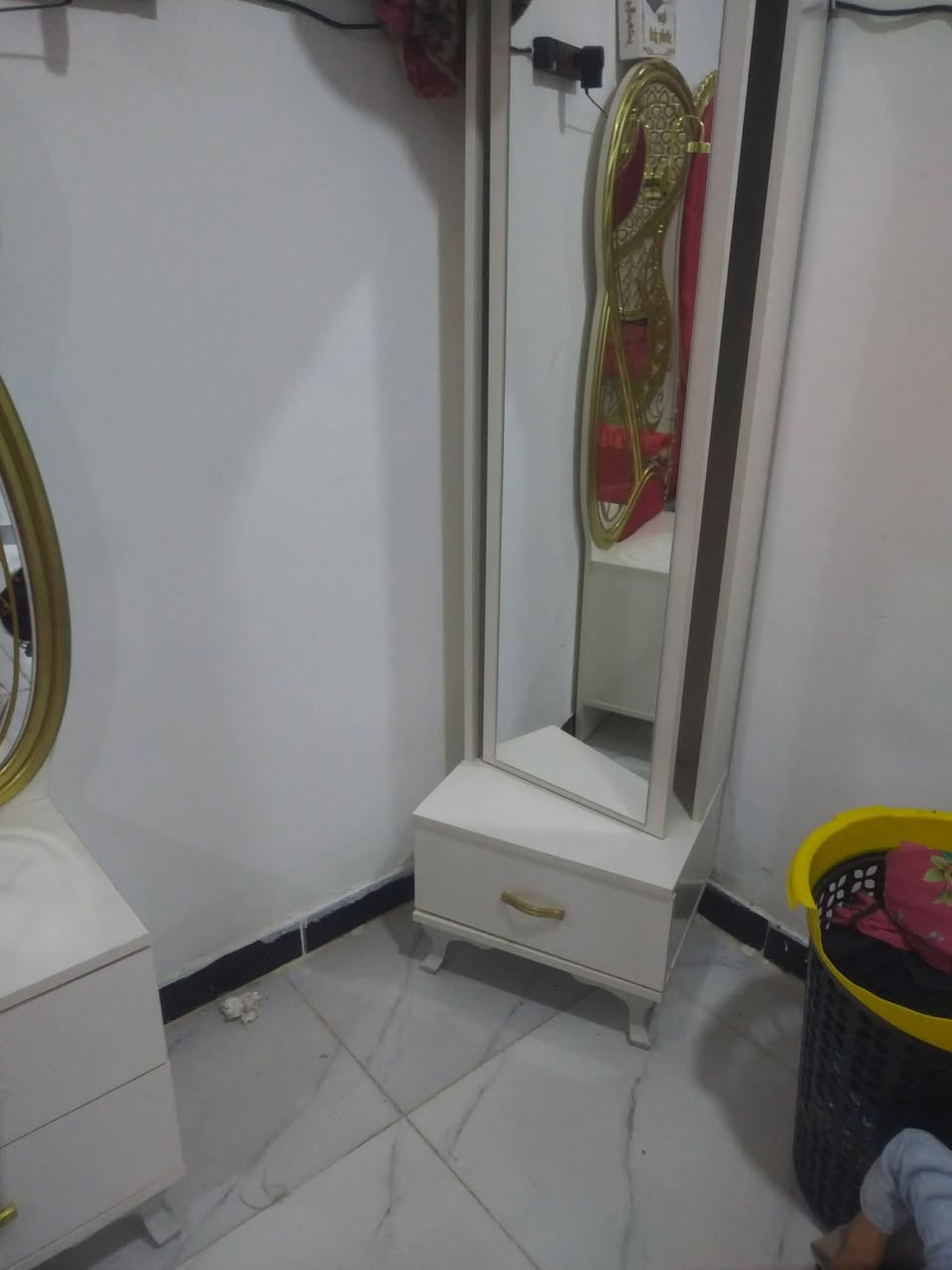 سلام عليكم غرفه نوم مكاني كوت حي الحكيم السعر 900 وبيه مجال شي بصيط الستفسار ***********
