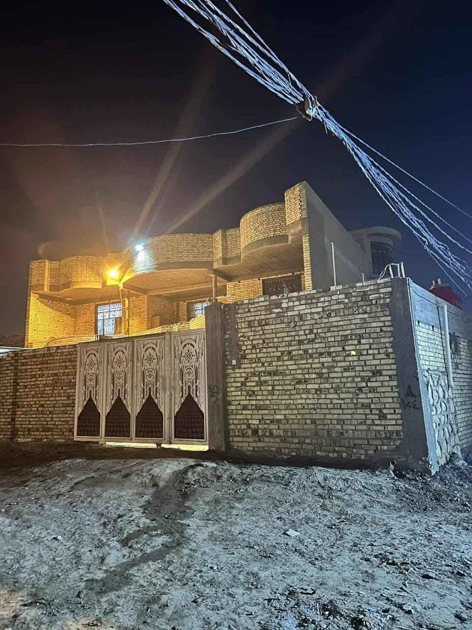 🛑 دار سكني  للبيع 🛑 
المنطقة : خلف مطعم حياوي🚩 
اقرب نقطه ؛قرب سكه القطار 
المساحه :  670🏛️ واجه 28 ركن 
        كونكريت مسلح
          اساس رفت  
         طابقين    
الطابق الاول🛑 استقبال كبيرة وصالتين و٣غرف نوم وصحيات داخليه وخارجيه ومطبخ وكراج سياره 
الطابق الثاني؛ 3 غرف وصالة ومطبخ وصحيات وبلكونه 
للاستفسار 
     مراجعة مكتب رسول الوزني للعقار  
الديوانية . حي الحضارة بداية شارع اسواق طيبة
 للمعلومات ولمزيد من التفاصيل ⬇️
       مراسلة الصفحة  
      او الاتصال
***********
