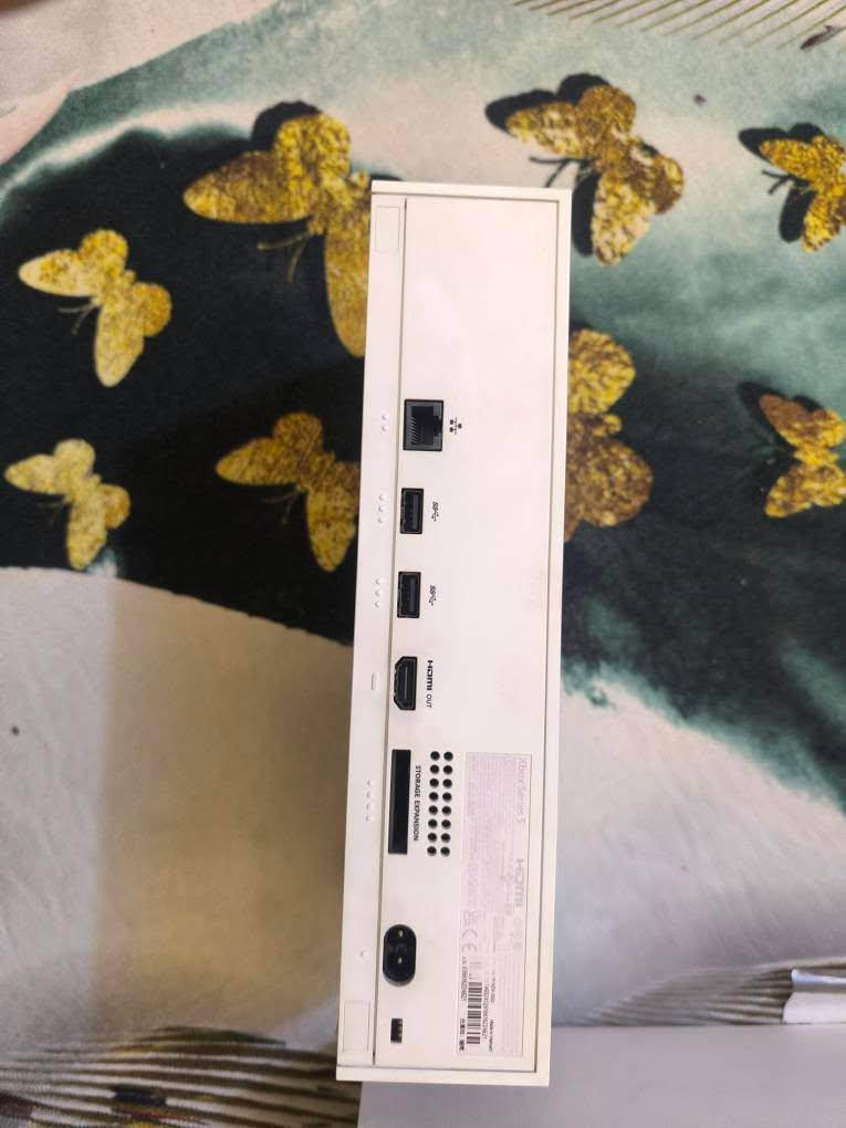 اكسبوكس ون سيرس اس 

الجهاز قمة النضافة مع كامل ملحقاته ( مامفتوح ) ماواصلته صيانة ومايشكي من اي شي 
ملحقاتة : يدة اصلية مال الجهاز (خالية من الصيانة ) 
كيبل hdmi نضيف وجديد مال الجهاز الاصلي 
كيبل الباور اصلي ونضيف مال الجهاز 

مساحة تخزين الجهاز 512 كيكابايت 

الجهاز نضيف جداً  بحالة الجديد مع كامل ملحقاتة الاصلية  التواصل واتساب : ***********
سعر الجهاز 375 وبي مجال مكاني بغداد حي البتول
