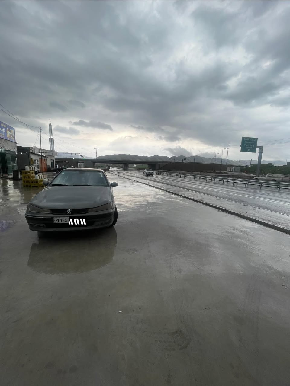 السلام عليكم
بيجو 406 للبيع رقم بغداد ١١
كير ومكينه نضاف سياره رزنه ومابيها اي مشكله
محرك ٢٠٠٠ سياره اقتصاديه ومابيها مصرف بانزين 
لاصرف ولانفخ 
صبغ حزام جماليه وبيها ضربه بل صندوك قبل يومين صارت تصليحها بارد فقط بدون صبغ 
كيجات كهربائياتها كلها شغاله ومابيها مشكله 
سعر ٤٧ 
مكاني اربيل 
*********** موجود واتساب
