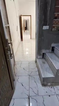 شقه ارضيه للأيجار تحتوي على غرفه وصاله وخدمات بلكم طلاب أو عائله  اجار...