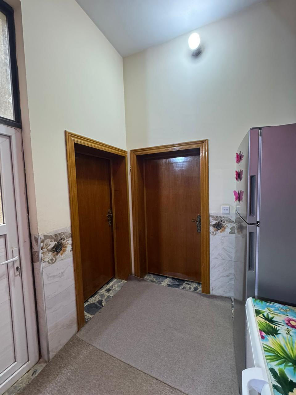 � بيت للبيع – حي المجتبى (موقع مميز)
📍 كربلاء المقدسة

🔹 المساحة: 200 م²
🔹 النوع: طابو صرف
🔹 السعر الكلي: 380 مليون دينار (شامل المبادرة)
🔹 المطلوب مبادرة: 90 مليون دينار فقط

📍 الموقع:
حي المجتبى – قرب المستوصف
يبعد 100 متر فقط عن المدارس والمستوصف
حي راقٍ ومخدوم بجميع الخدمات

🏗 مواصفات البناء:
✔ بناء ممتاز
✔ البيت مكون من 6 غرف نوم
✔ 3 غرف معزولة (شقة مستقلة)
✔ الشقة مؤجرة حالياً بـ 350 ألف دينار شهرياً
✔ 4 مجاميع صحية
✔ سطحين

هدايا مع البيت 
ثلاث سبالت 
ثلاث سخانات 

💎 فرصة استثمار وسكن بنفس الوقت
💰 دخل شهري ثابت من الشقة المؤجرة

***********
