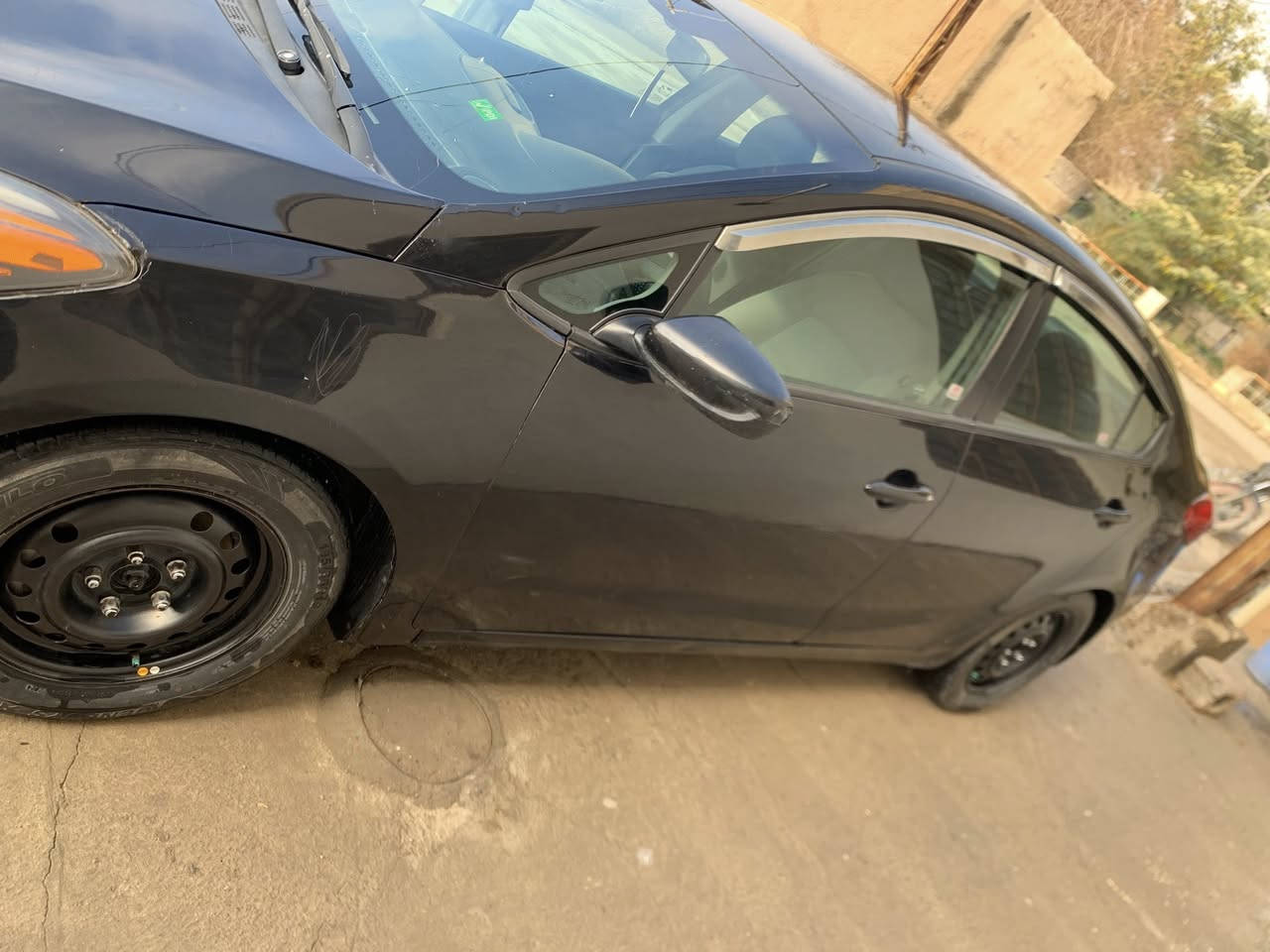 السلام عليكم 
كيا فورتي كير ومكينه مكفولات ضرر موجود بالسونار بدون دواخل سياره باسمي السعر ١١٠ ..الرقم ***********
