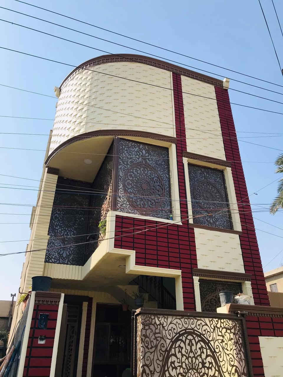 ‎بيت 150 متر 5*30
وحدتين سكنية درج خارجي وطابق ثالث سندويج مغلف كامل 
بناء 2019  
ط1 خطار حولي مطبخ غرفة نوم كبيرة حمام منورين
ط2 مطبخ حولي غرفتين نوم حمام عدد 2 
ط 3 بيتونة بناء + سندويج غرفتين وهول ومطبخ وحمام سويت 
العنوان عامرية شارع العسل 3 فرع ع اليمين 3 بيت ع اليمين 
السعر 550مليون
للاستفسار مباشر مع صاحب الدار 
***********
