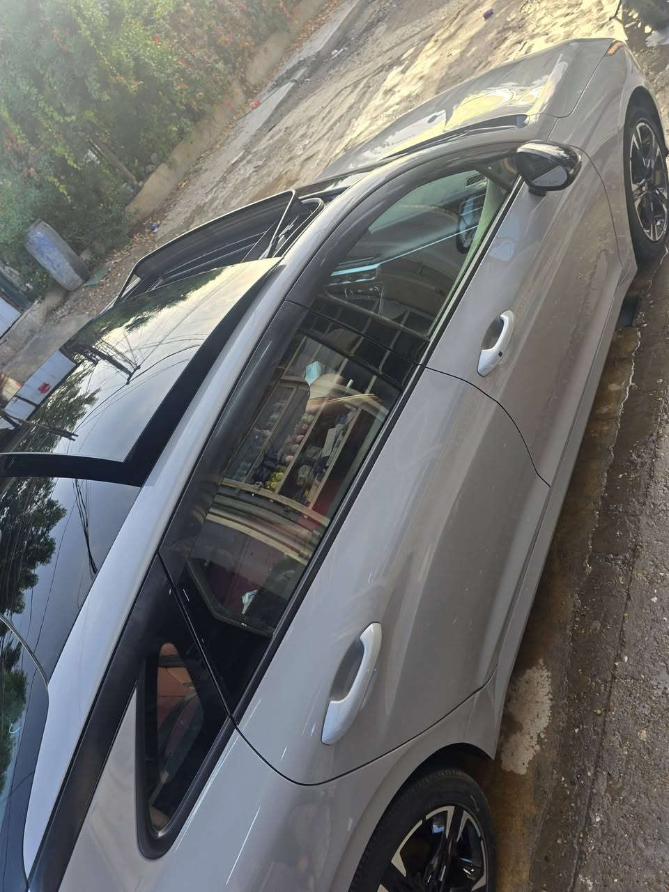 سلام عليكم
كيا K5 GT-Line 2023.
رقم أربيل، باسمي، سنوية وفحص جديد.
اللون: سمنتي.
المحرك: 1.6 تيربو.
المسافة المقطوعة: 45 كم.
المواصفات:
- سقف بانورامي.
- تشغيل عن بعد.
- رادارات أمامية وخلفية وجانبية.
- نظام النقطة العمياء.
- قيادة ذاتية.
- دخول ذكي.
- مثبت سرعة تكيفي (كروز كنترول).
- شاشة عرض كبيرة.
- شحن لاسلكي.
- فرامل يد كهربائية.
- بصمة تشغيل.
- إشارات انعطاف على المرايا الجانبية.
- كاميرا محيطية.
- نظام Auto Hold.
- ترحيب عند فتح الأبواب (إضاءة ترحيبية).
- مقاعد كهربائية.
- داخلية حمراء.
موقع السيارة: صلاح الدين، بلد.
التواصل:***********
السعر 218$
