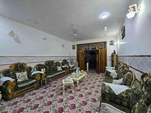 دار للبيع مساحه 200م 
طابو زراعي سند 25 
الطابق الاول 
غرفتين نوم.   هول.   استقبال.   مطبخ.   مجمع صحيات داخلي وخارجي.       كراج سياره 

الطابق الثاني 
غرفتين نوم.     هول.     مجمع صحيات.   

السعر 135وبيه مجال.   بيع مستعجل 

بناء حديث  طابوك.  صب كونكريت.    عرض الشارع 8م
بابل ورديه داخل قرب الأمام سيد موسى 
***********
