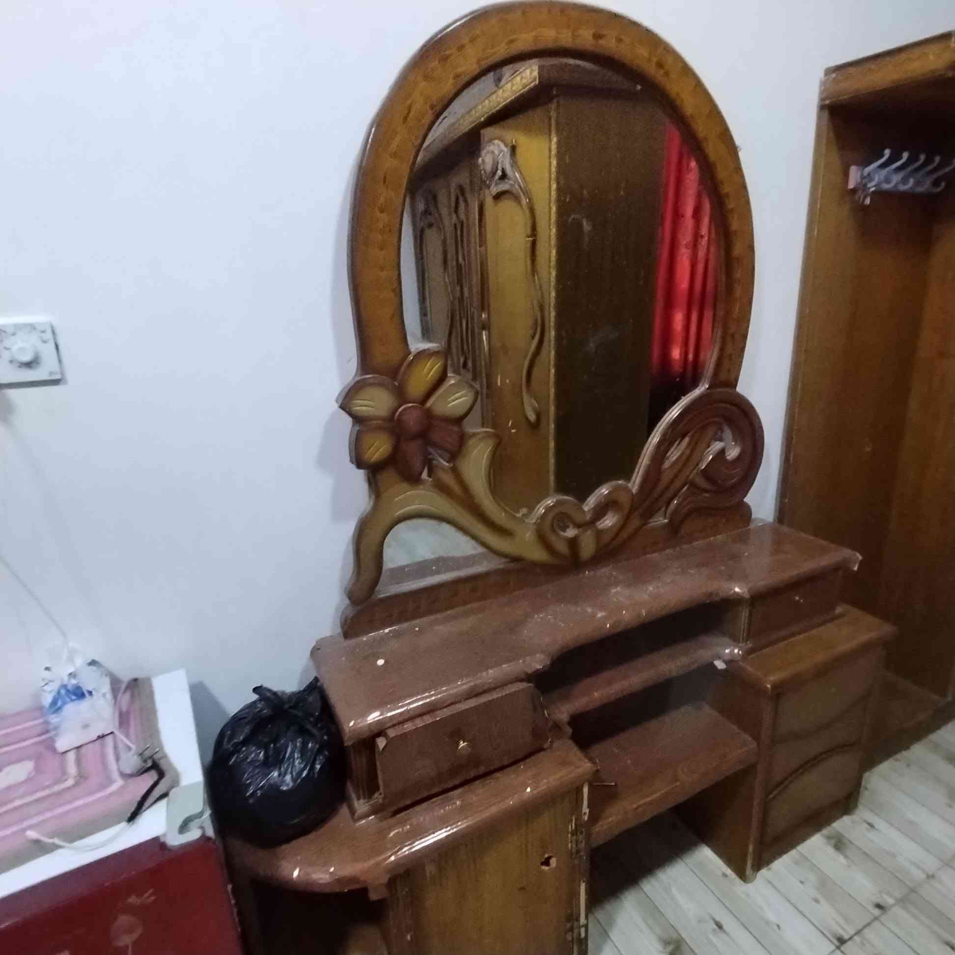 السلام عليكم غرفة متكونة من كنتور وميز تواليت وتاج جرباية وملحقاته بسعر مناسب جدا ***********
