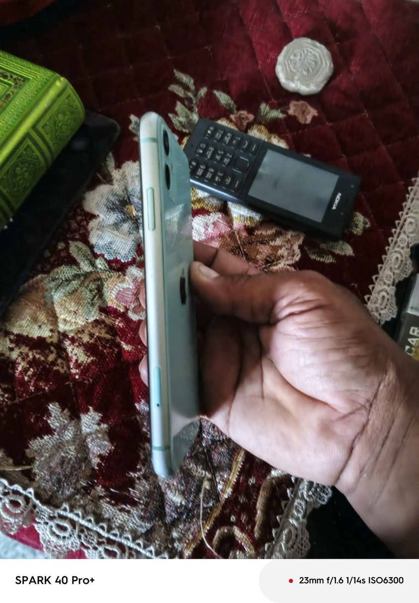 سلام عليكم متاح ايفون 11 العادي اخوان اقره المنشور زين عن الحلال والحرام راح اذكر شنو بالجهاز علمود ابري ذمتي امام الله التفاصيل 
ذاكره 64+بطاريه 100+فيس ايدي شغال +تكنيك +اتصال +شحن 
العيوبب:مبدل شاشه 3خيارات +مبدل بطاريه +مبدل ظهر +الكزازه مال الكامره الي مأشر عليه مكسوره +فطرين بالشاشه مأشر عليه +الجهاز يشحن مابي شي بس مرات لل89 ميصعد بعد ومرات لل94 ميقبط لل100 +دكمت الرجاج والعتلي والتنصي ميشتغلن هاي كل التفاصيل امانة الله السعر (100) وبي مجال مكاني بغداد حسينية الراشديه رقمي بي واتساب(***********) بغداد, العراق
