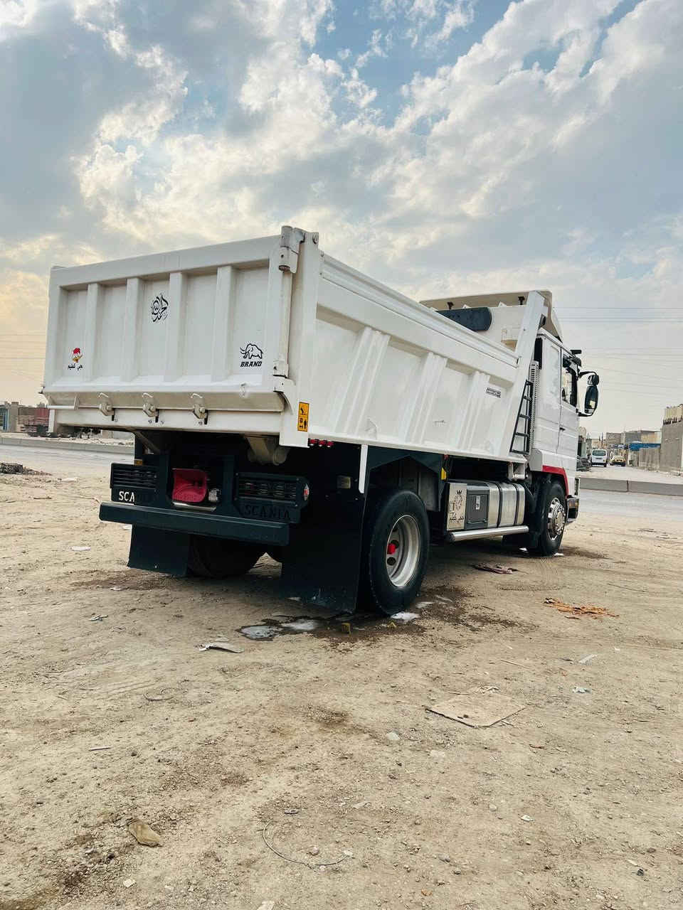 السلام عليكم سكانيا للبيع موديل  1998 رقم ديالى  سنوية جديدة هزة جديدة  بسمي رقم نكليزي  مكينة 13 كهربائي كير 3×3 اكسن مشيف بدي حدادة جديدة 
للتواصل رقم الهاتف ***********  مكاني بغداد 
مامتواجد عل فيس 
فقط الاتصال على الرقم
