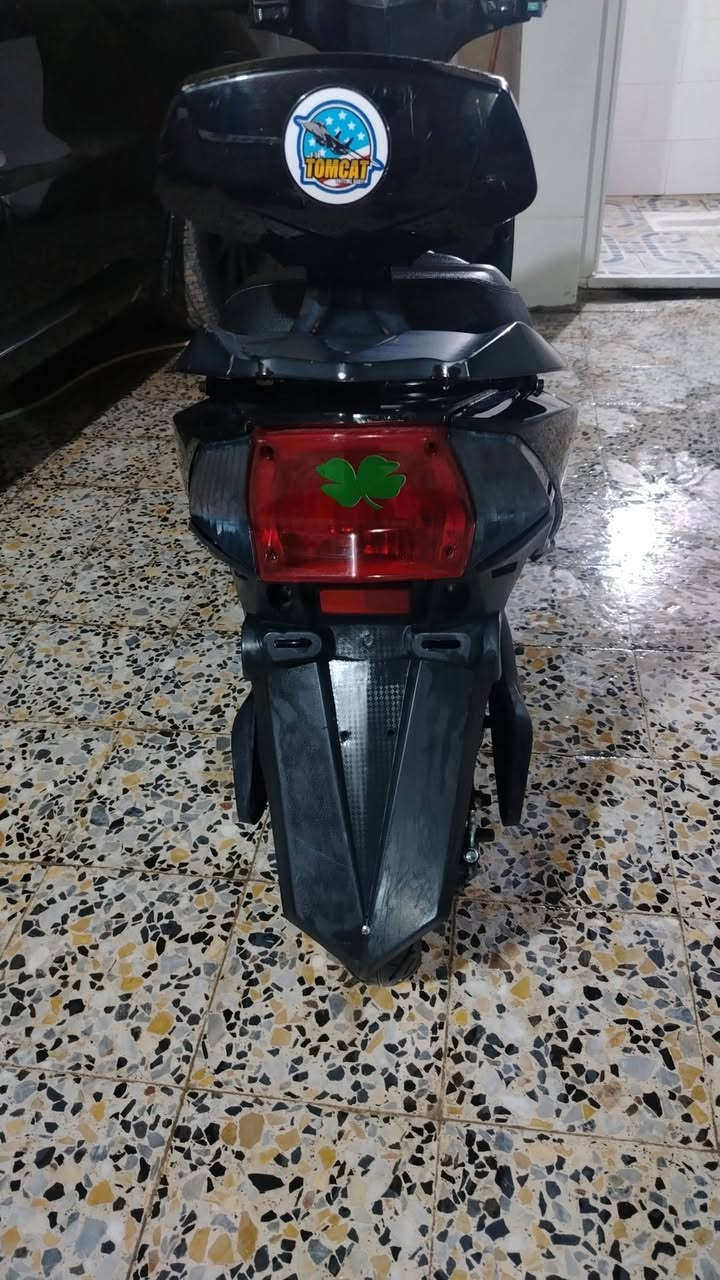 سلام عليكم دراجة شحن للبيع
دراجة سكنس قوت المحرك 2000 
بيها نقص بطاريات 6 فقط سرعة 90 حقيقي
دراجة نضيفة وسعرها بس 300 وبيها مجال للتواصل *********** واتساب
