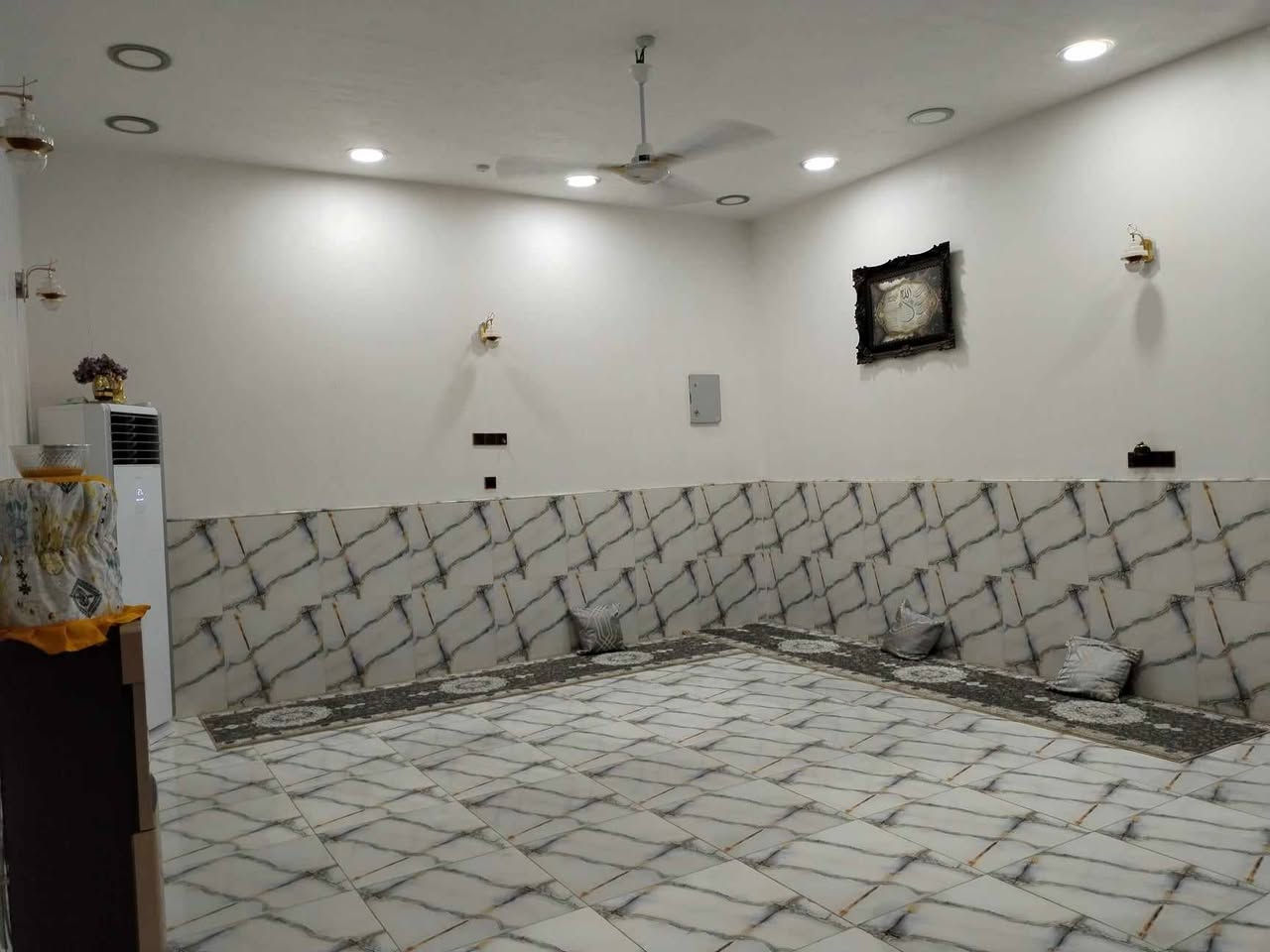 #بيت_للبيع في حي الكرامة، نهاية شارع العيادة إلى حي التضحية، الفرع الخامس عن شارع 60 الي بنهاية شارع العيادة..
#المواصفات:
- مساحة البيت: 200م طابو صرف... 
- طابق واحد بناء حديث درجة أولى..
- سنة البناء 2020
- يتكون من: غرفتين، صالة كبيرة، صالة صغيرة، ديوانية كبيرة، مطبخ حار وبارد، صحيات داخلية وخارجية، مناور اثنين، كراج، السطح شتايكر.. 
- شارع البيت: 10م
- جميع الخدمات متوفرة: ماء، كهرباء، مجاري، اسواق، مدارس ابتدائية ومتوسطة.
#السعر: 190 مليون
#مطلوب: 20 مليون للإسكان
#ينزلن من سعر البيت للي عنده كفيل ويريد يسدد ال 20 مليون للإسكان التسديد الشهري للإسكان 175 الف.
#للتواصل: خاص أو اتصال على الرقم *********** (يتوفر واتساب على نفس الرقم)."
