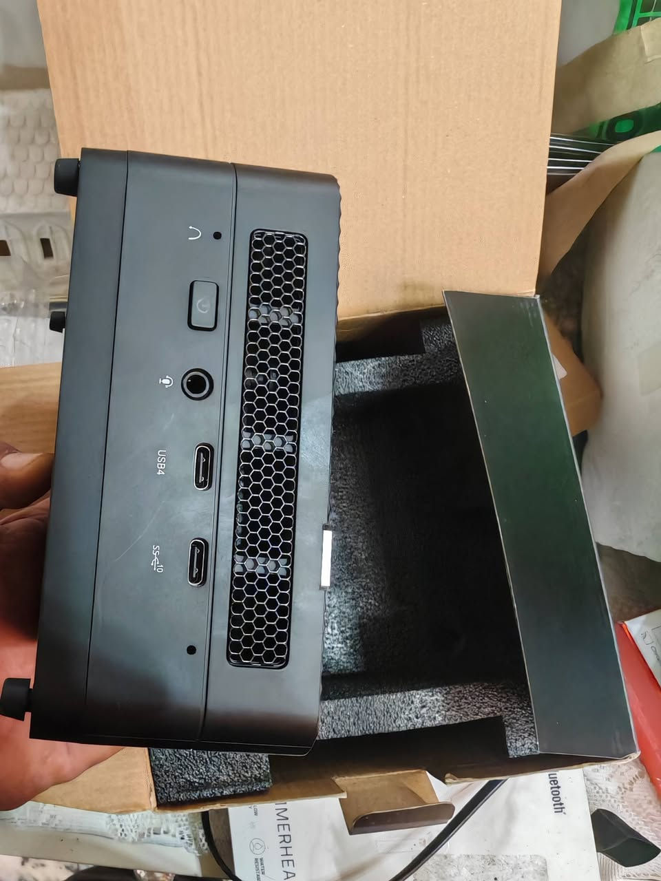 السلام عليكم
 ميني بيسي للبيع
UM690S

Processor

AMD Ryzen ™M 9 6900HX

GPU

AMD RadeonTM 680M

Memory

ddr5 32GB

Storage

1TB
جديده بس بيه وحده من الاستيكات وكعت دورت عليه مالكيته موضحه بصوره
السعر 450 قفل


**إذا كنت صاحب هذا الإعلان وتريد حذفه لأي سبب، رجاءا أرسل رسالة إلى الدعم الفني**