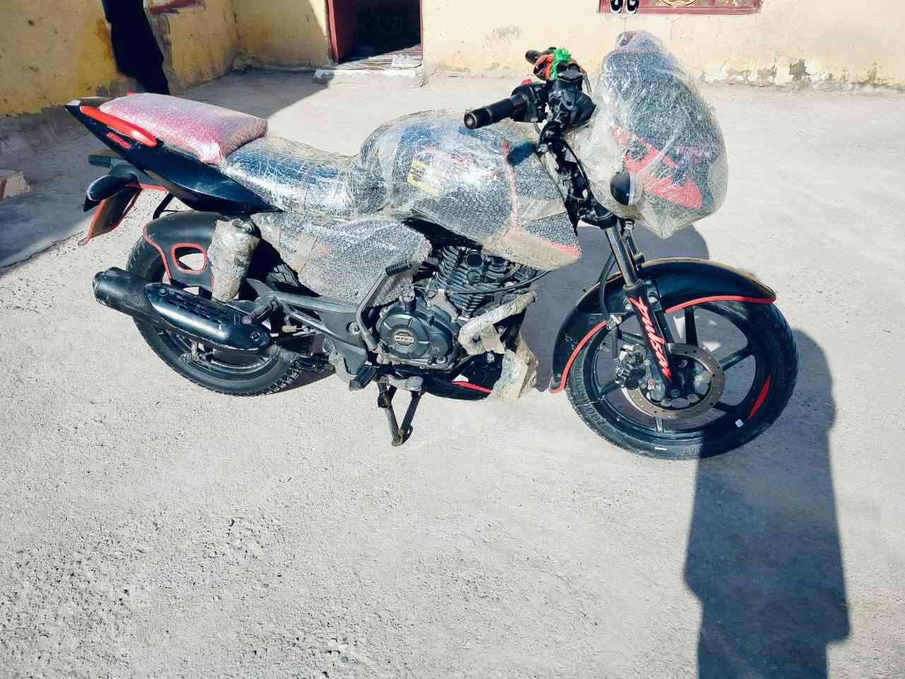 لسلام عليكم للبيع دراجه بوكسر خفاش موديل 21 مكينه 150 دراجه نضيفه كارتون محرك مامفتوح دراجه مليون و٢٠٠ وبيها مجال مكاني شطرة ***********
*********** هذا بس وتساب بي
