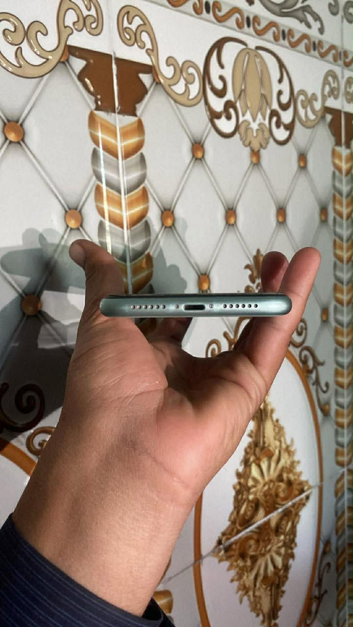 ايفون 11عادي بطاريه 80  ذاكره 128 جهاز نضيف مراوس بوكو x6 برو ***********
