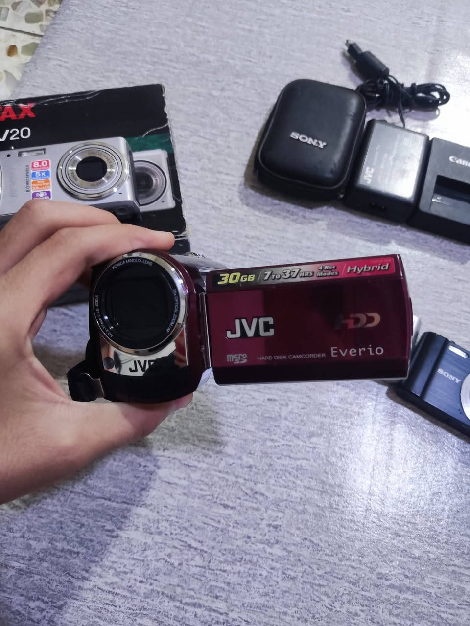 السلام عليكم 
كامرات للبيع نضيفات جدا 
1-كامره بنتاكس optio v20 نضيفه كامل ملحقات مع باكيت سعر 120
2-كامره JVC  نضيفه زوم 35x ورام داخلي 30 جيجا وبطاريته كلش قويه سعر 125 مع شاحنه
3-كامره سوني سايبر شوت dsc_w510 نضيفه وشغاله وتصويرها حلو سعره 60 بلا ملحقات
4-كامره سوني سايبر شوت dsc_w810 شغاله 20 ميجا بكسل نضيفه سعره 90 بلا ملحقات فقط جنطه 
مكاني بالبصره ما متوفر توصيل


**إذا كنت صاحب هذا الإعلان وتريد حذفه لأي سبب، رجاءا أرسل رسالة إلى الدعم الفني**