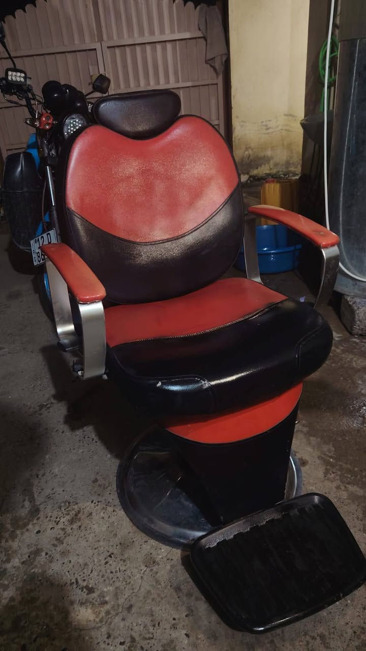كرسي حلاقة لل بيع جك شغال ونضافة كدام العين سعرة 80 الف قفل والي يريدة هاذا رقمي ***********
