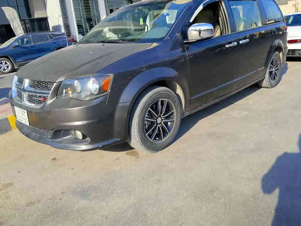 السلام عليكم
دوج كرفان للبيع موديل 2018 
محرك 3600
تبريد 3 قطع شغال ثلــج
كشنات بلـع 
تحكم سترين 
ويـل 17 
باب عادي 
شاشـة بالسقف 
حادثها خفيف جدا بالچاملغ جهة اليمين ومرجعي ع البارد
البنيد مصبوغ والجاملغ اليمين الاخير بي دحجة زغيره وهم بي صبغ
رقم بغداد باسمي تحويلك مضمون
السعر 170وبيها مجال 
السياره خير من الله مثل الساعه ومعايزة شي
للاستفسار
‏‪‏‪***********‬‏
