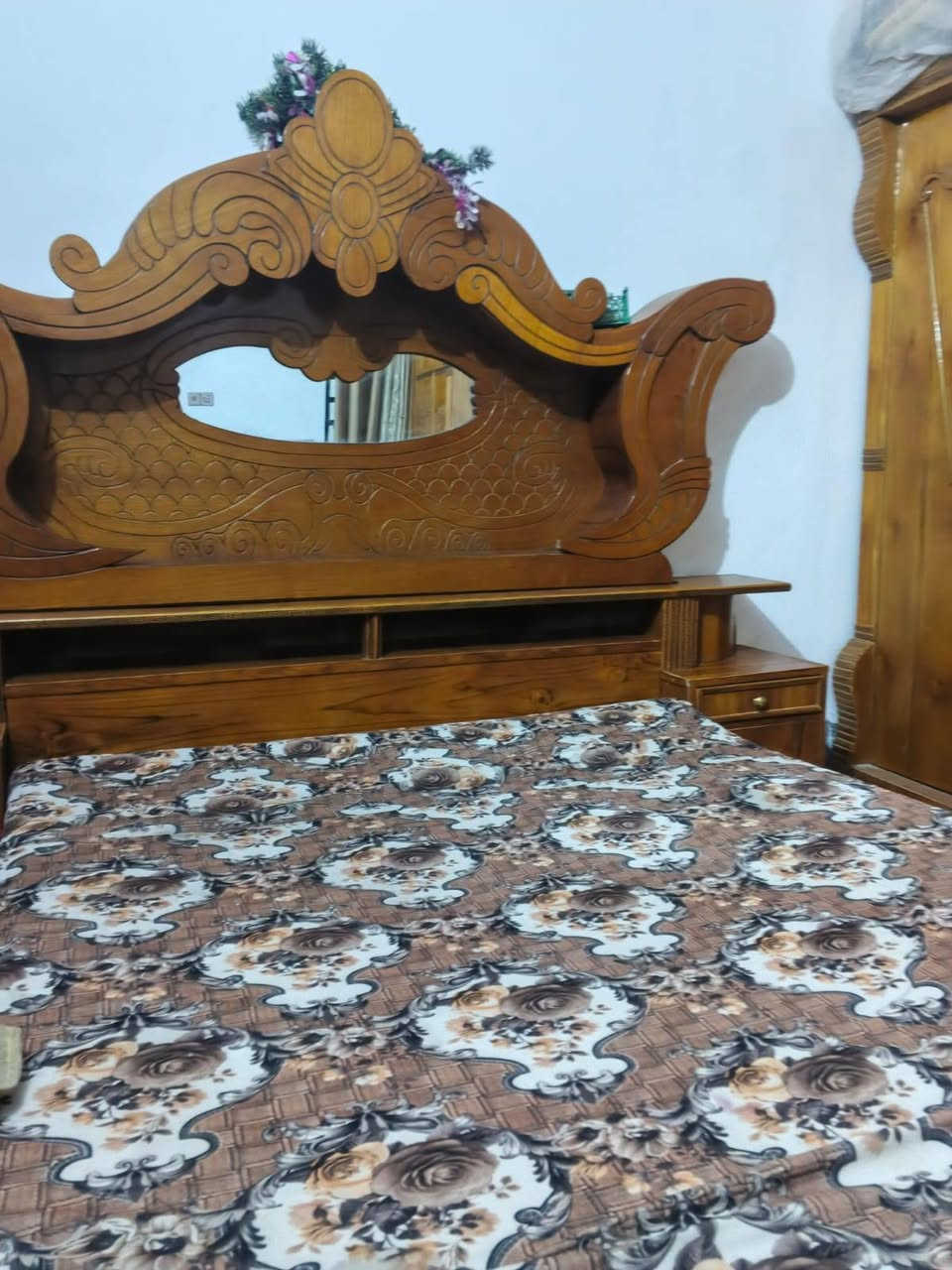 غرفة نوم للبيع السعر /650/وبيه مجال الاتصال على الرقم /***********
