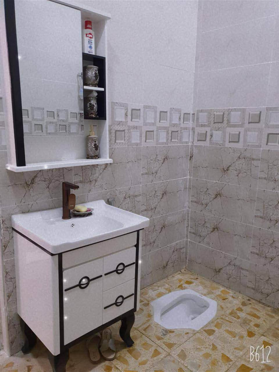 بيت للبيع مساحه 200 متر
غرفتين وصاله ومطبخ وديوان وكراج 
العنوان ابو الخصيب قرب معمل الشيخ
نموذج 25
مكاتبه وكاله ونسخه من الطابو 
السعر 85 وبيه مجال قليل 
***********
مكتب عقارات الخالدي البصرة, العراق
