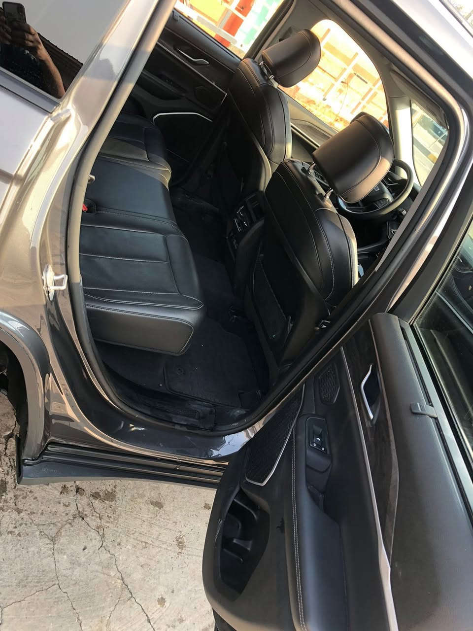 السلام عليكم 
جيب كراند شيروكي Xe4 هايبرد 
اللون رصاصي غامق
2022 لمتدد 
 وارد امريكي 
حجم المكينة 2000تيربو + هايبرد + شحن منزلي
 تكدر تشحنهه بالبيت تمشيك مايقارب 50 كيلو متر، 
باي سرعة من غير مايشتغل محرك البنزين  
رقم بغداد الجديد  

فول مواصفات 1/1
خمسة راكب 
رادار 360 درجة 
تحديد مسار 
حساسات خلفية 
تبريد قطعتين 
خمس انضمة قيادة 
 بانوراما
دفع رباعي. 
 كير موس 
 هاند بريك بصمه 
مقود جلد + تدفئة 
شفتات ستيرن 
لايتات لد 
هيترات في الكشن 

السعر خاص
الاستفسار :***********
