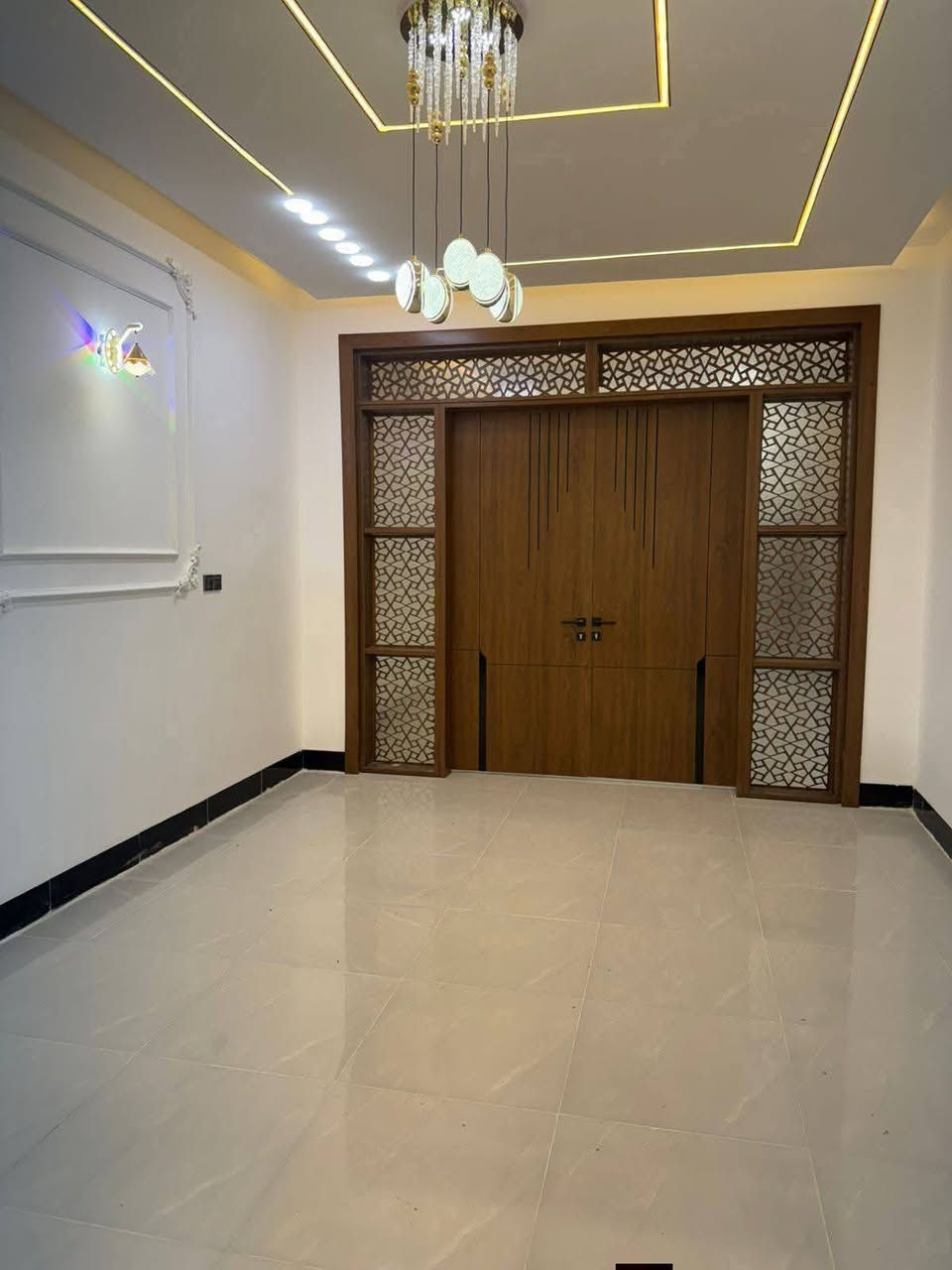 يعلن مكتب الفهد 
مساحه 150 طابقين  متر
 #طابو_زراعي  سند ٢٥
🤑 سعر خاص🤑وبيه مجال  🤑  متجاورات )
تفاصيل لبيت (( موجود🎥📷 فيديو كامل للبيت
غرفه نو٤// مطبخ// صاله// استقبال// صحيات خارج وداخل 

عنوان البيت نجف مقابل حي العسكري 
تبعد عن الشارع ٢٠٠متر
بناء ممتاز درجه اواله شغل جناي// اساس وسقف صب 
طابوق 🧱 جمهوري

كل البيت #جمس مبور برفايل_ثانويه

كل الخدمات موجوده 
مدارس 🏫 سوق #تبليط 

مقابل  قرية الغدير  ***********واتساب النجف, العراق
