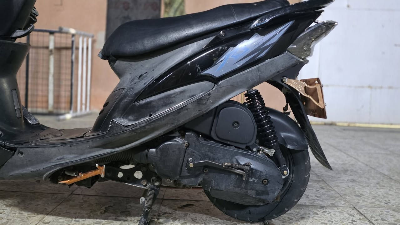 سبب البيع محتاج وأريد ابيعه سعره 350
 سلام عليكم ماكس عدله دراجه شغاله وخير من الله يوميه اروح واجي بيه وما موكفتني بشارع 
رقم الهاتف 📱 ***********

