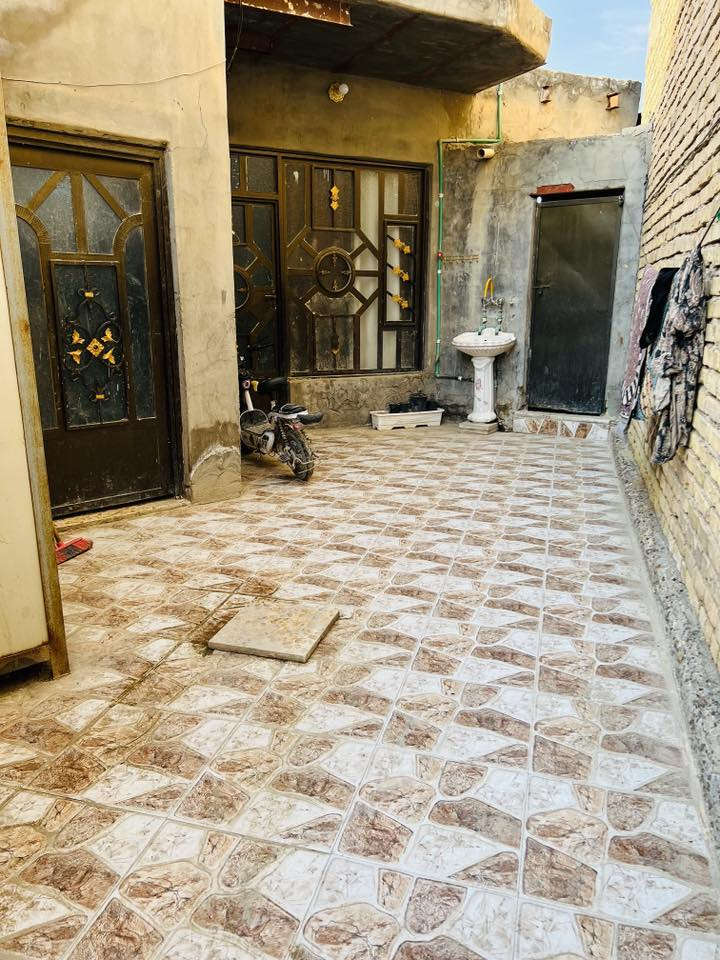 بيت للبيع مساحة 130 متر طابو زراعي الموقع السواجي شارع ابو ايمن خدمات كامله يحتوي استقبال غرفه نوم مطبخ صاله حمام داخلي وخارجي ومطبخ بارد و2 ممرات الرقم *********** السعر 28 وبي مجال
