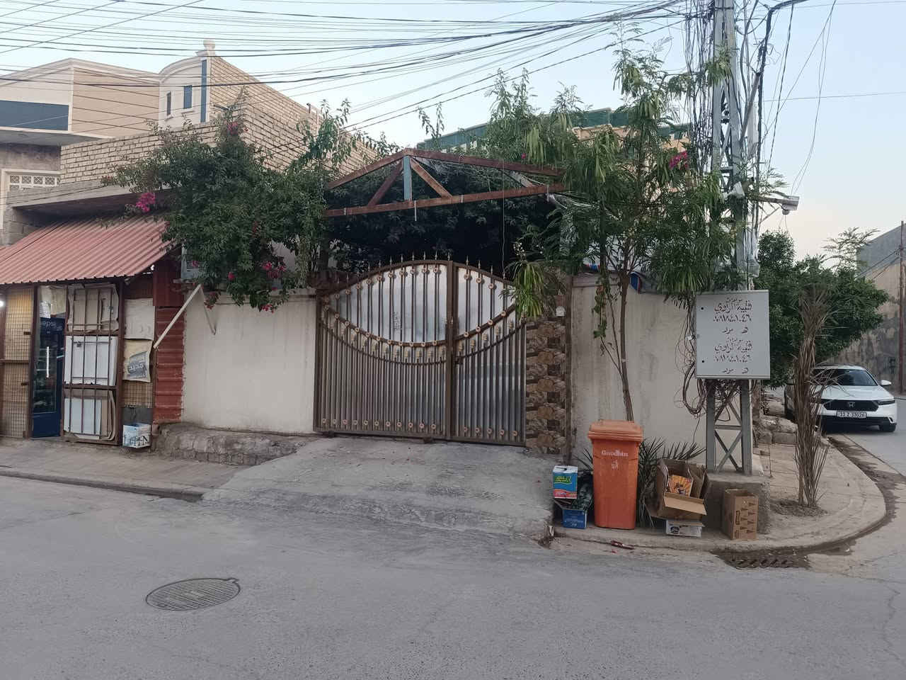 بيت مساحة 225 متر واقع حال 250 ركن على شارعين في حي المعلمين الثانية قريب من شارع 40 ومن شارع التكية 
موقع ممتاز ..سنة البناء 2008
يحتوي على 3 غرف نوم 
سعر 270 
للاستفسار *********** متوفر واتساب
