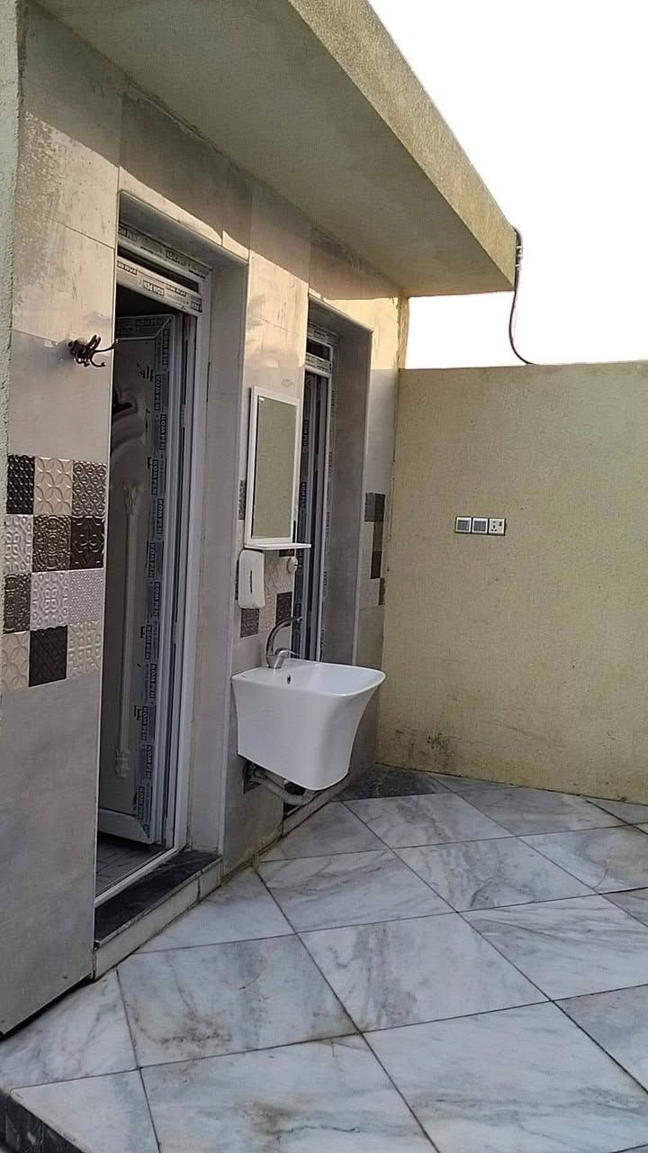 السلام عليكم بيت للبيع المساحه 500متر مساحه البناء 250متر طابق واحد بناء حديث درجه اولى يحتوي على غرف عدد ٢ ستقبال وصاله ومطبخ وصحيات داخليه و خارجيه حديقه جانبيه مساحه ٢٥٠ متر سند 25طابو زراعي إقرار محكمه العنوان كربلاء حولي ابو مهدي المهندس خلف سايلو كربلاء عبر نهر الهنيديه بالفرع شارع 10متر يبعد ٥ كليو عن مركز المدينه
***********
***********
