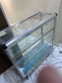 ميز زجاج • نظيف ٩٠٪ • البراكية