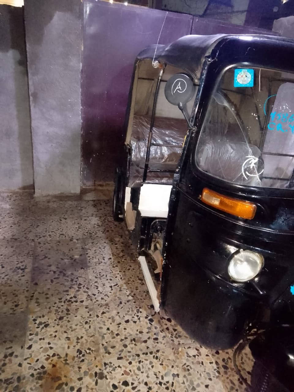 اسلام عليكم   
تكتك موديل 17  اوراق   بيها مكينه مال  عشرين  
 السعر  3  مليون ، و500   وبيها مجال بسيط مال جيتك وتلحيضات بيها  
عنوان بغداد الدورة ، ***********  ✋
