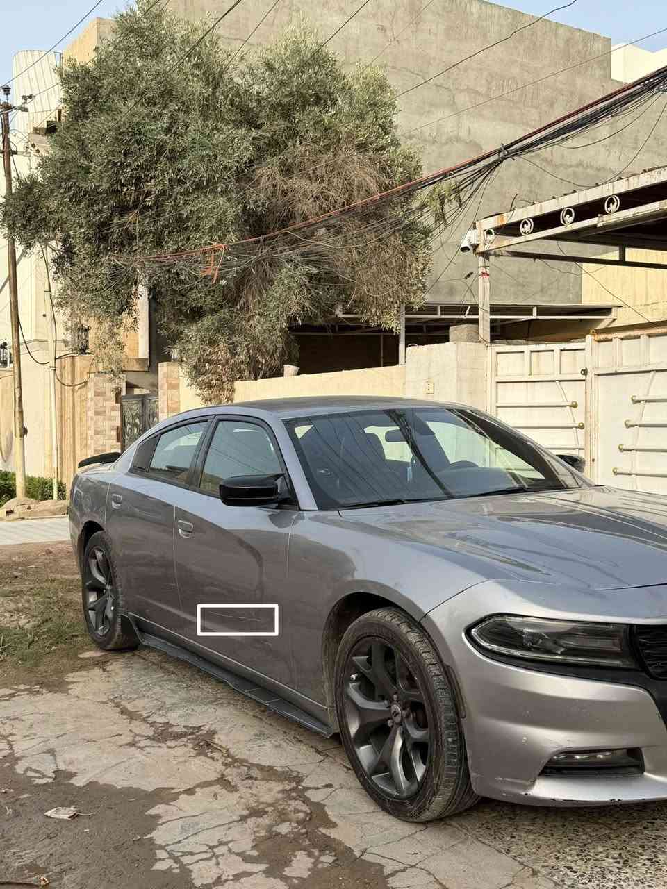 سلام عليكم 
جارجر 2018 خليجية و صار بيها حادث هنا بالعراق ربع الجاملغ و البنيد صبغ و بارد بالباب الخلفي عكس السايق ماعندي صور حادثها واصله بدايه الشاصي و 
لغد و مسحوبه  و بيها ملاحظات شخط و رصعات ع الجنطه كما موضح بل صور
ماشيه ٧٠ الف ميل 
تايرات تو سايز 
قطعتين تبريد 
عليها ادامه كامله و دهن فقط لوكاس 
محرك ٣.٦ تو ويل مسويلها بوليش يم تان 
كشنات جلد تحكم كهرباء 
مكاني بغداد 
للتواصل ***********
سعرها ١٧٥
