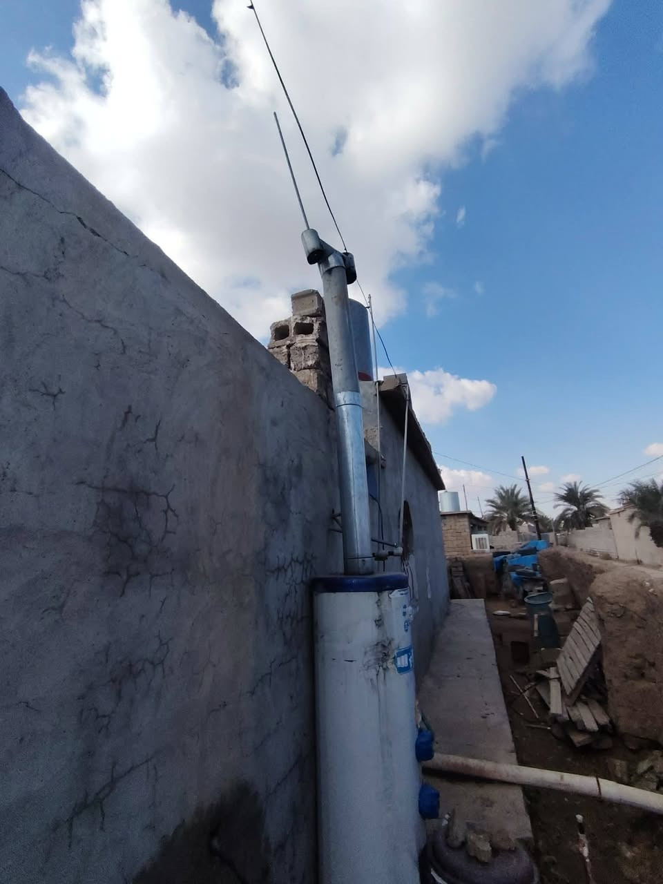 للبيع بيت كامل وجاهز وبناء جديد  بالجريه جيران حمد العبد الياس ركن القطعه مساحتها 800 البيت يتكون من غرفتين ومطبخ وصحيات داخليه وهول وربعه السعر ع المراهم ***********
