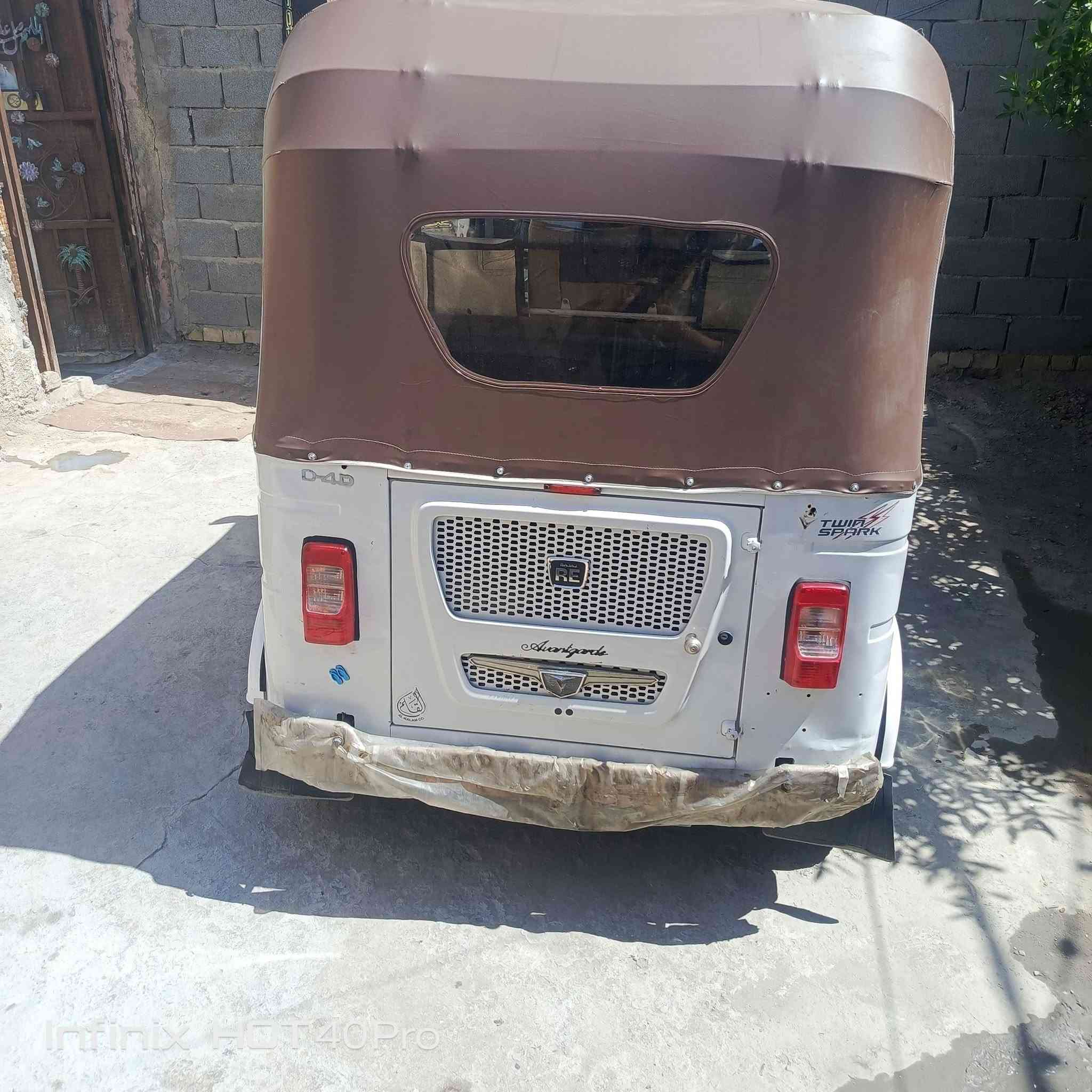 سلام عليكم شباب تكتك نضيفه للبيع موديل 22 شهر 11 
بس يرادلهه تجفيت السعر 8200 مكان ام الكبر والغزلان 
***********

