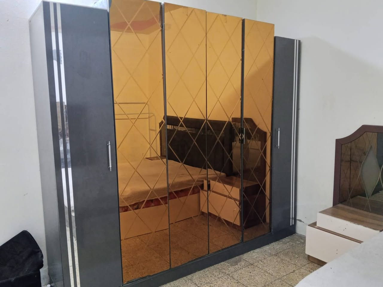 السلام عليكم غرفة للبيع نظافتها٧٥بالمية اقتصادية ٣قطع كنتور وجرباية ومراية مع هدية الدوشك والميوزة البصف الجرباية والتختةمالتهاصومية عراقية فول قوة العنوان الثعالبة للاتصال***********٦السعر ٢٢٥
