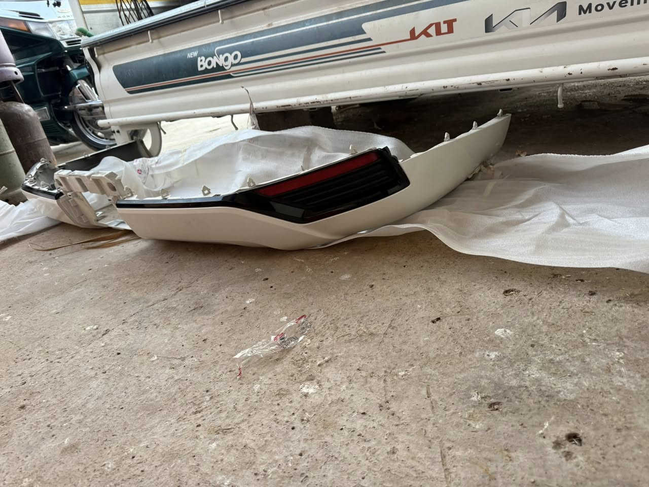 السلام عليكم عندي لحيه لندكروز موديل 23 اماميه وخلفيه للبيع السعر 300$$ رقمي ***********
